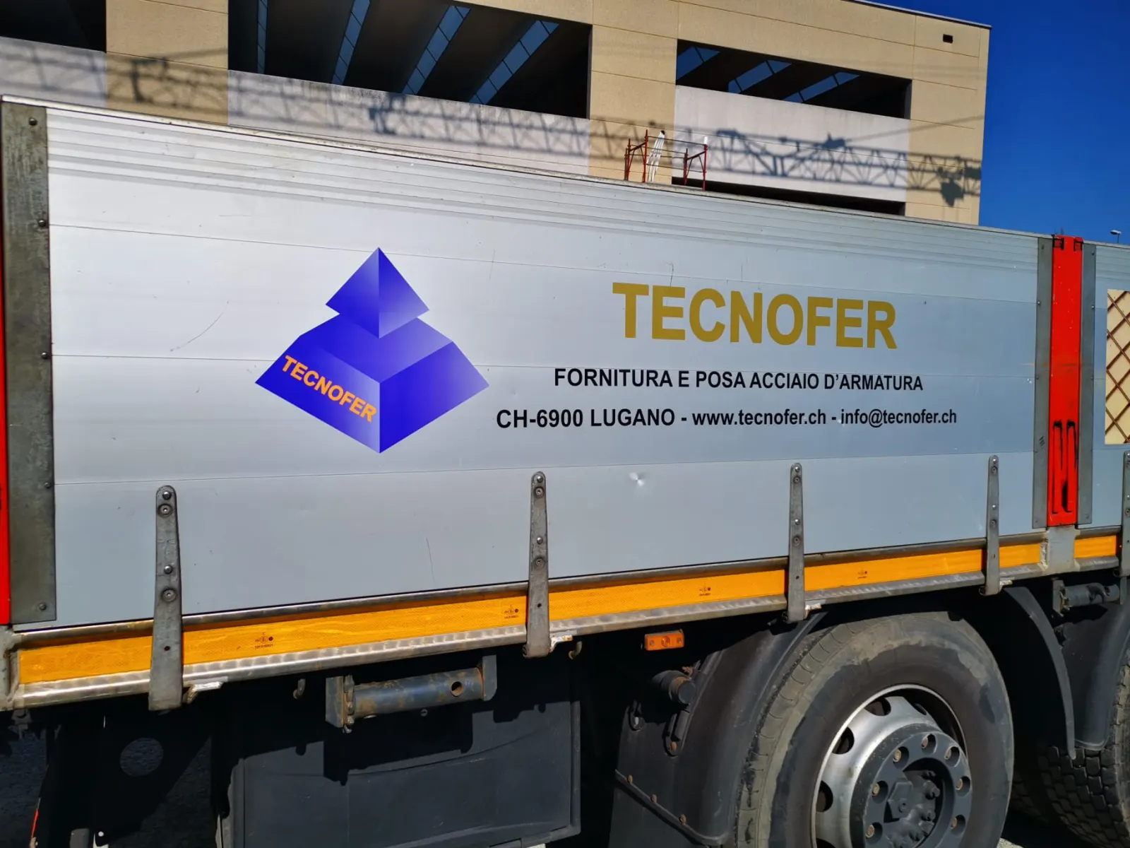 La fiancata del camion Tecnofer con il logo e la scritta fornitura e posa acciaio d'armatura