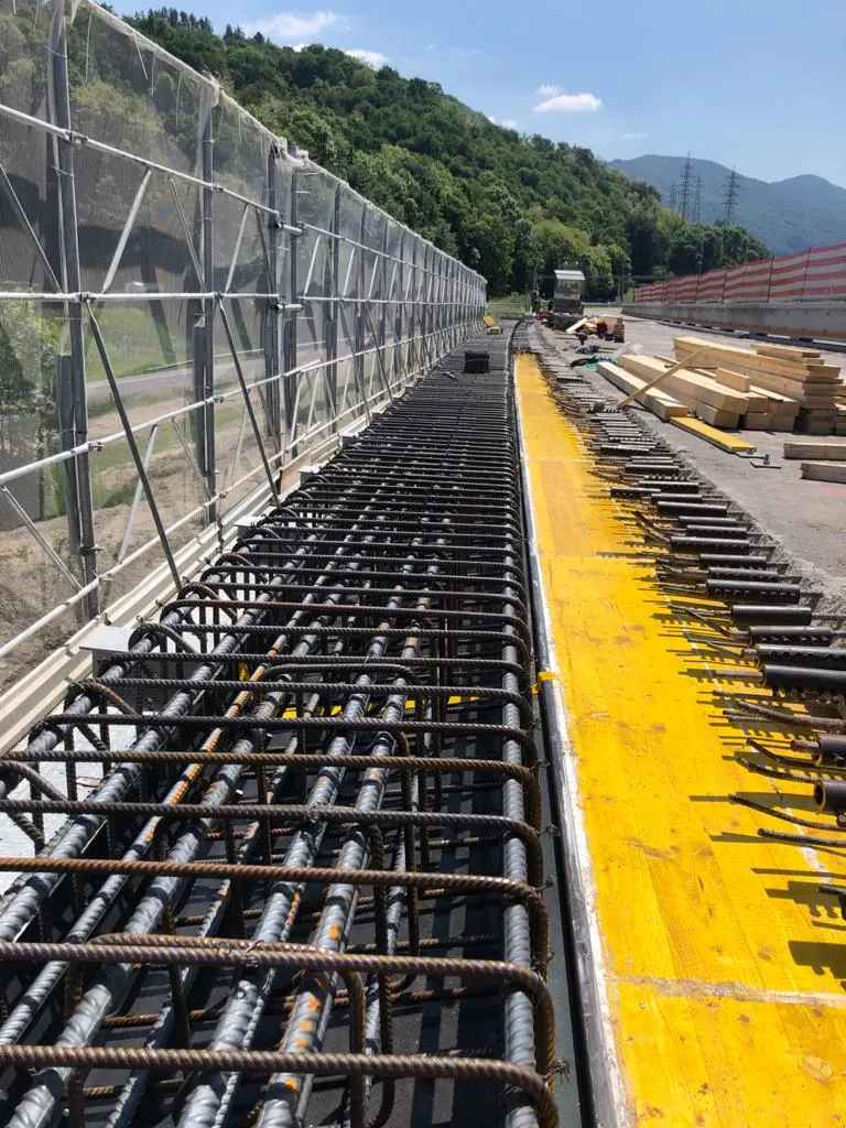 Ferri posati lungo un cassero giallo
