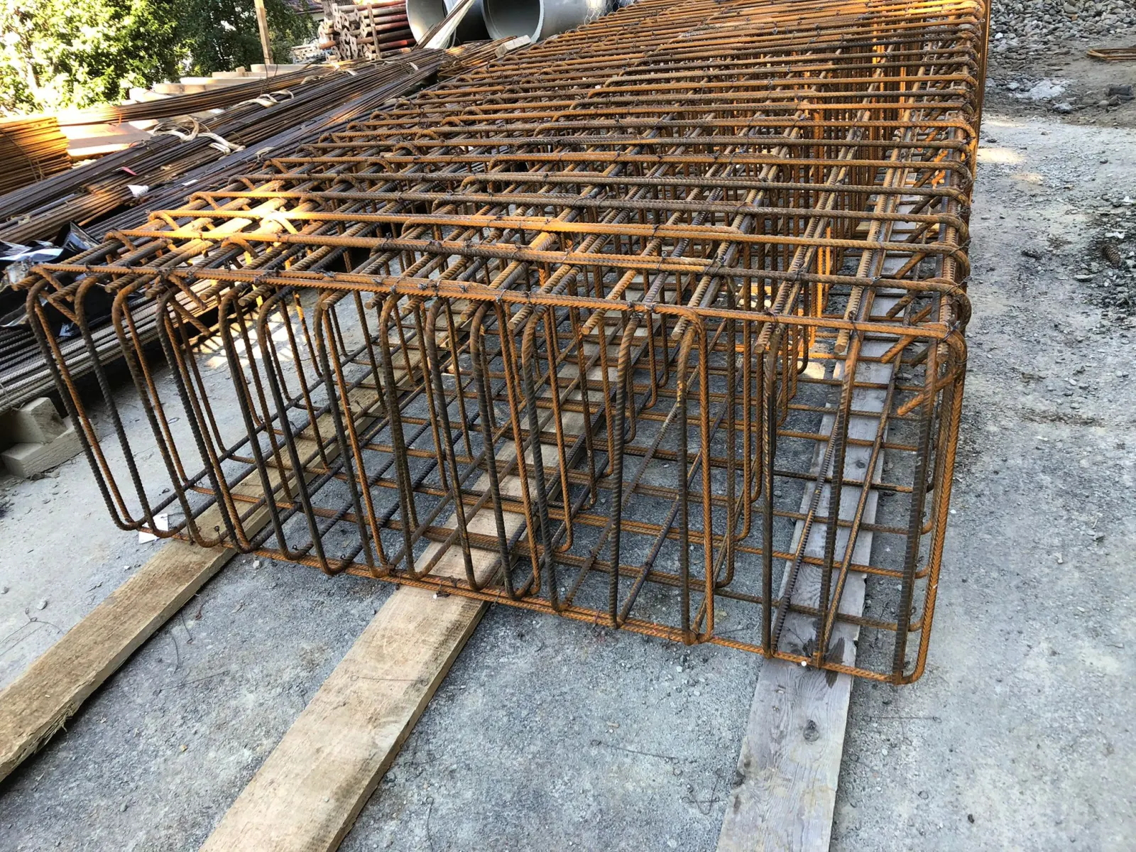 Gabbia d'armatura a terra in cantiere