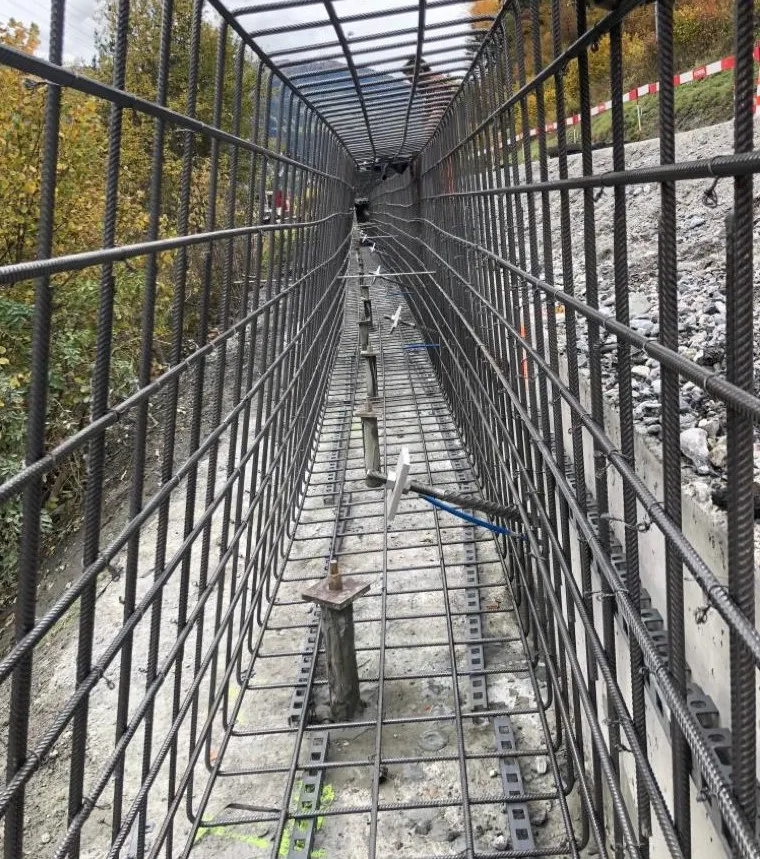 Interno di una lunga gabbia d'armatura