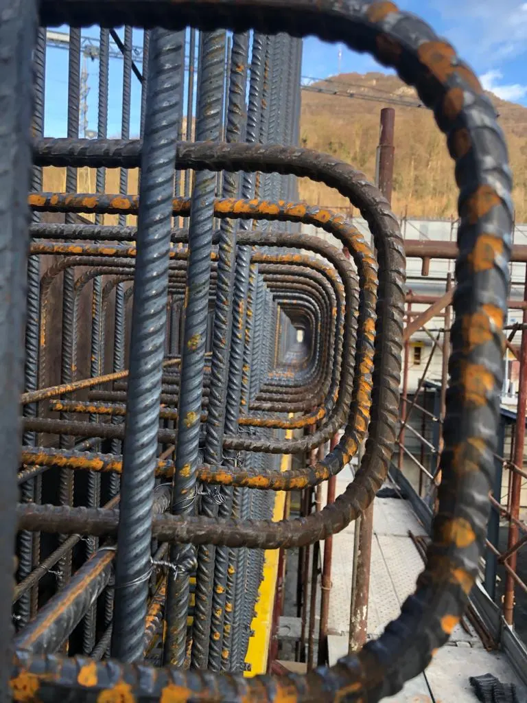 Ferri piegati e staffe di un'armatura in cantiere